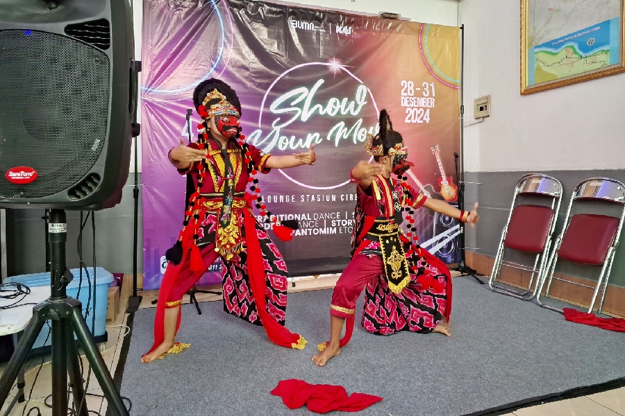 KAI Show Your Move Temani Penumpang di Stasiun Cirebon