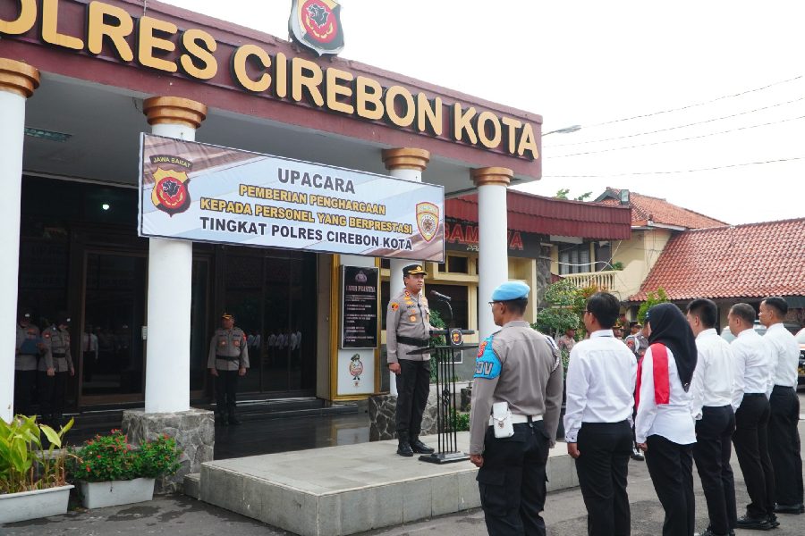 Kapolres Cirebon Kota Beri Penghargaan kepada Personel Berprestasi