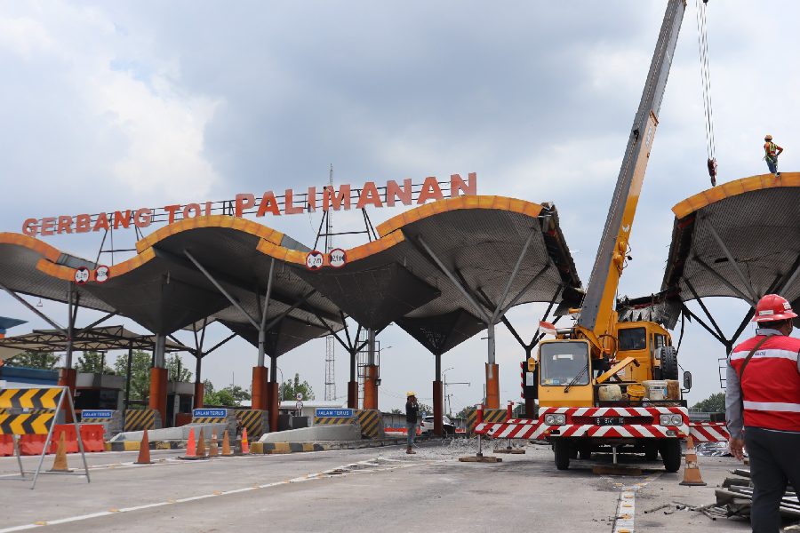 Pastikan Nataru Nyaman, Astra Cipali Bongkar Gerbang Tol Palimanan