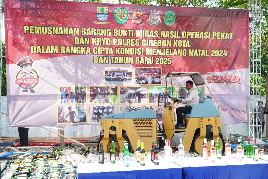 Polres Cirebon Kota Musnahkan 8.186 Botol Miras