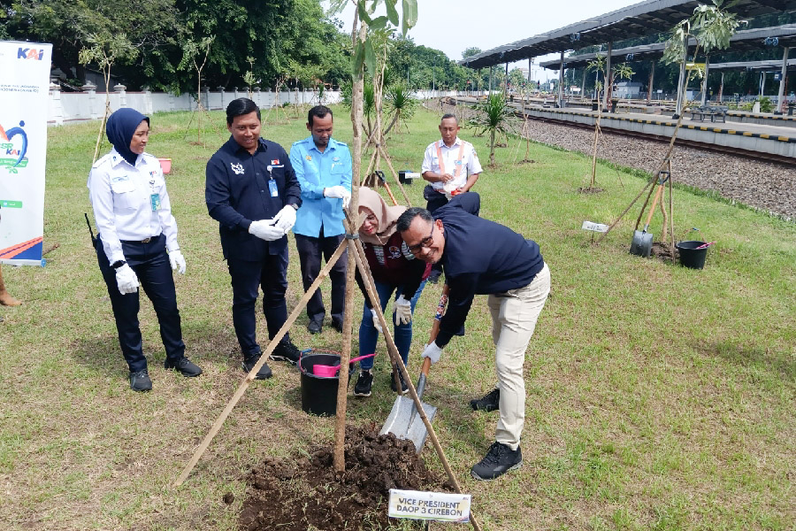 Daop 3 Tanam 200 Pohon sebagai Wujud Pelestarian Lingkungan