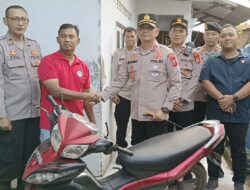Kapolres Cirebon Kota Serahkan Sepeda Motor Korban Penyerangan