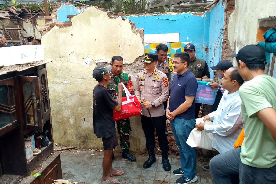 Polres Cirebon Kota dan Pemkot Bantu Korban Rumah Ambruk