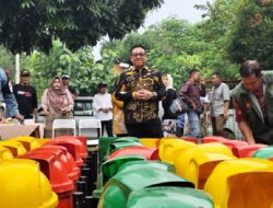 Handarujati Kalamullah Bagikan Bantuan Tempat Sampah untuk 44 RW