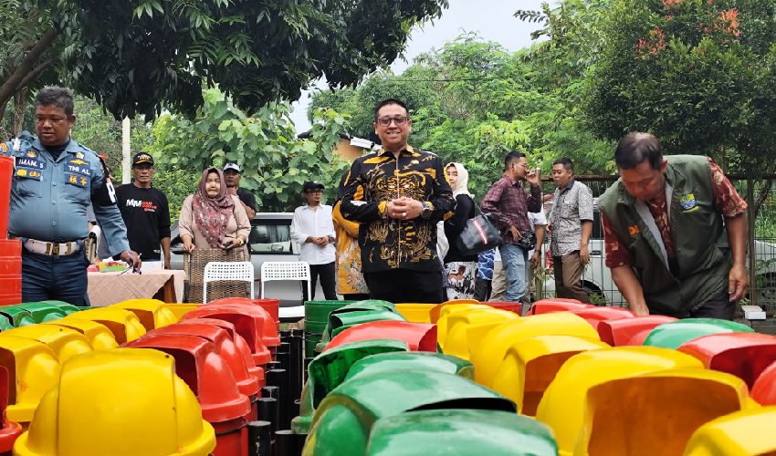 Handarujati Kalamullah Bagikan Bantuan Tempat Sampah untuk 44 RW