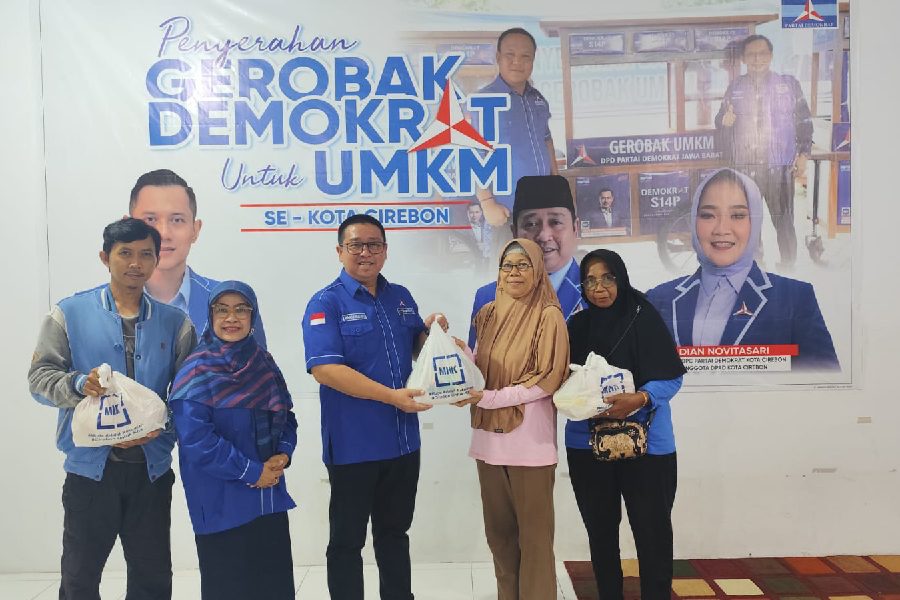 Jelang Ramadan, Demokrat Kota Cirebon Bagikan Puluhan Paket Sembako