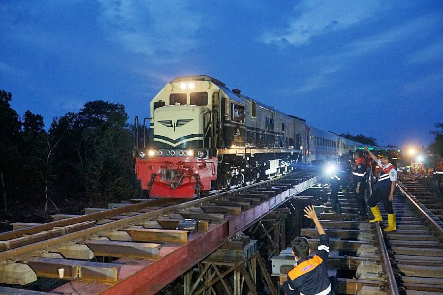 KAI Pulihkan Jalur Kereta yang Terputus Akibat Banjir di Grobogan