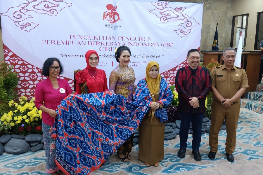 Perempuan Berkebaya Cirebon Ajak Kaum Hawa Tampil Anggun dengan Kebaya