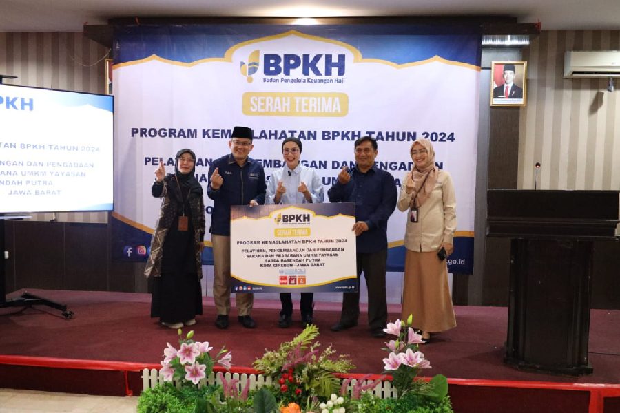 Selly Salurkan Bantuan untuk UMKM dan Musala Terdampak Banjir