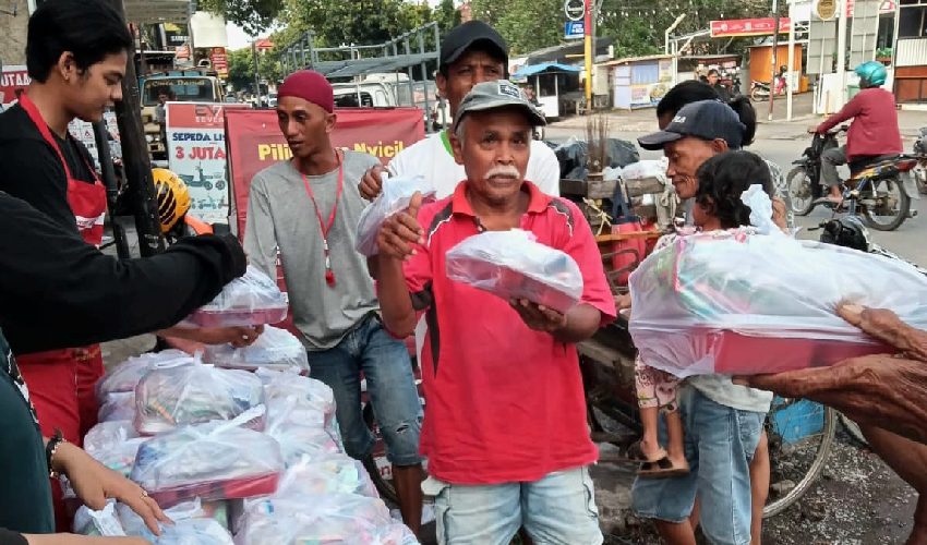 Buka Puasa Gratis Alfamart dan Wings Group Bantu Kaum Duafa