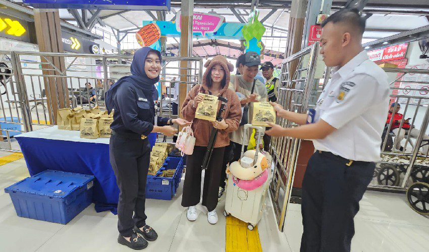KAI Daop 3 Cirebon BagikanTakjil Gratis bagi Pelanggan