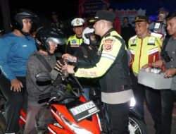 Kapolres Cirebon Kota Bagikan Air Mineral dan Permen untuk Pemudik