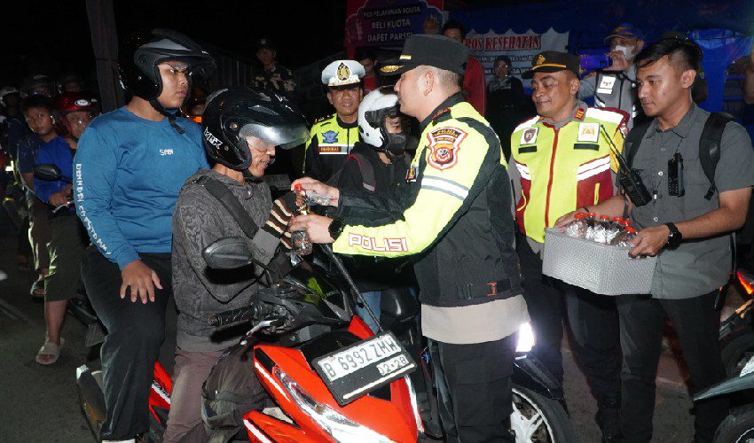 Kapolres Cirebon Kota Bagikan Air Mineral dan Permen untuk Pemudik