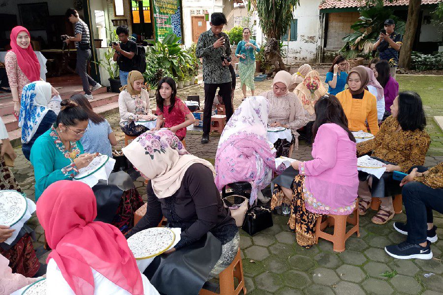 Ngabuburit, PBI Cirebon Ajak Masyarakat Belajar Membatik