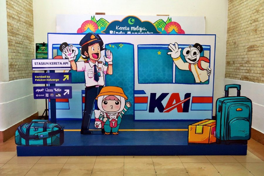 Ornamen Ramadan dan Idulfitri Percantik Stasiun Cirebon
