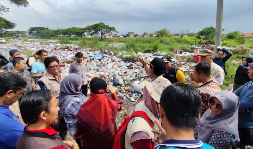 Pemkot Cirebon Kerahkan Alat Berat untuk Bersihkan Sampah Liar
