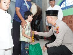 Polres Cirebon Kota Bagikan Paket Sembako untuk Warga Kurang Mampu