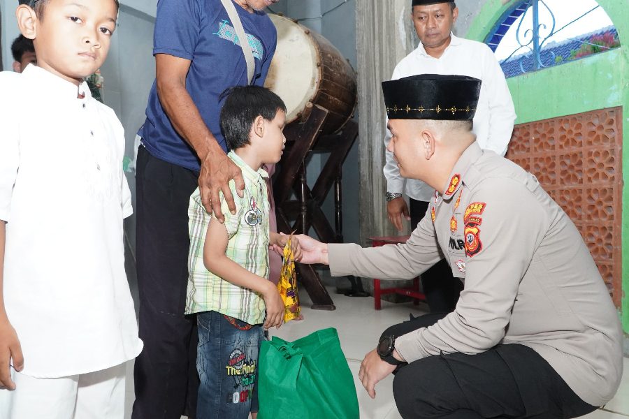 Polres Cirebon Kota Bagikan Paket Sembako untuk Warga Kurang Mampu