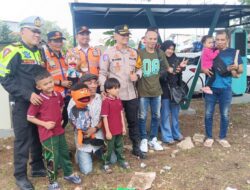 Polres Cirebon Kota Hadirkan Pendongeng untuk Hibur Pemudik