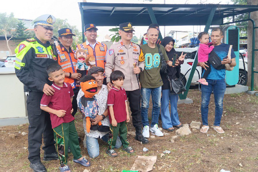 Polres Cirebon Kota Hadirkan Pendongeng untuk Hibur Pemudik
