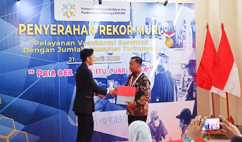 BKKBN Pecahkan Rekor MURI, 2.000 Pria Jalani Vasektomi Serentak