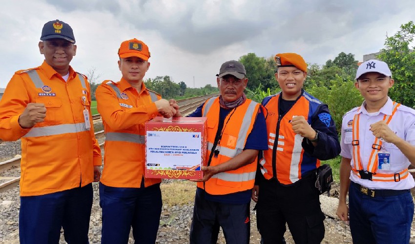 Daop 3 Bagikan Sembako dan Safety Tools untuk Petugas Perlintasan