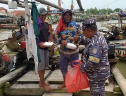 Jumat Berkah, Prajurit Lanal Cirebon Bagikan Nasi Bungkus untuk Warga Pesisir