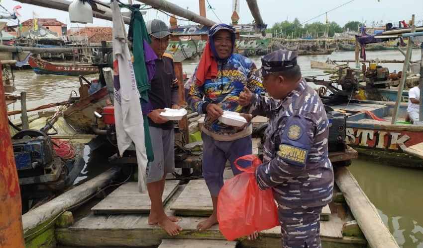 Jumat Berkah, Prajurit Lanal Cirebon Bagikan Nasi Bungkus untuk Warga Pesisir
