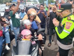 Kapolres Cirebon Kota Bagikan Jas Hujan untuk Pemudik