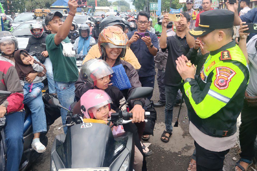 Kapolres Cirebon Kota Bagikan Jas Hujan untuk Pemudik