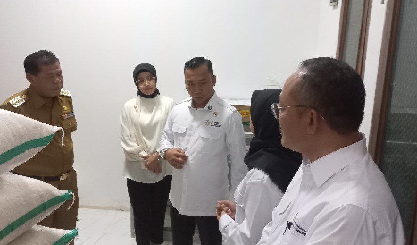 Menteri BKKBN Salurkan Makan Bergizi Gratis di Majalengka
