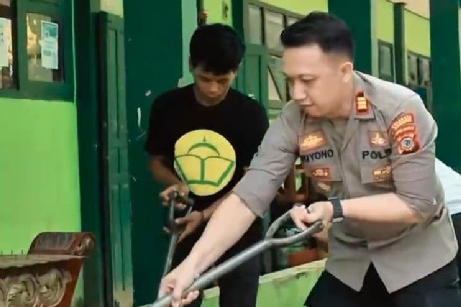 Dayeuhkolot Diterjang Banjir, Kapolsek Sigap Bantu Warga
