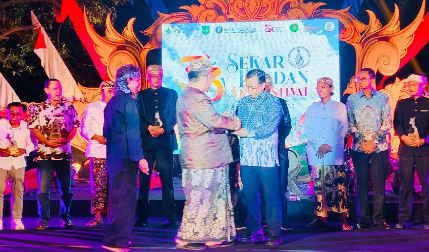 Herman Khaeron Terima Penghargaan Budaya dari Sanggar Sekar Pandan