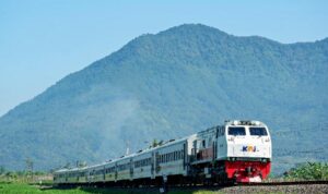 Jalur KA Daop 3 Cirebon: Perpaduan Transportasi dan Wisata Alam