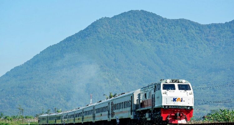 Jalur KA Daop 3 Cirebon: Perpaduan Transportasi dan Wisata Alam