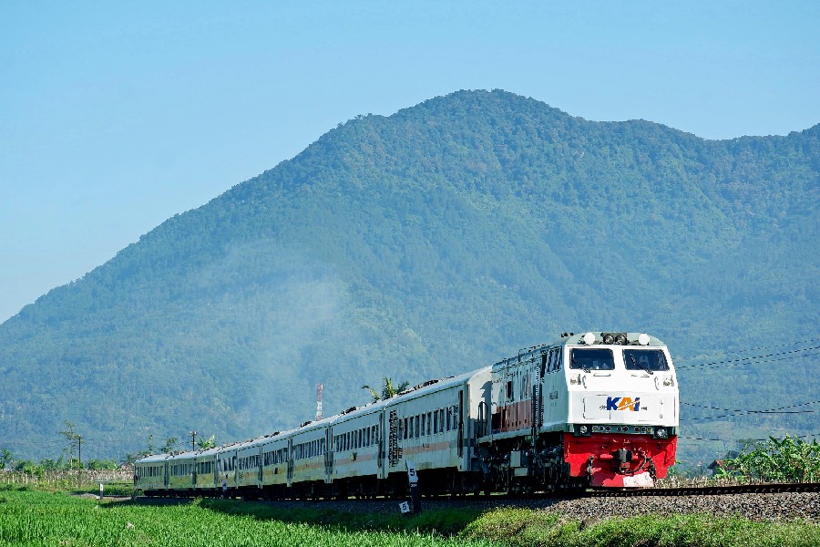 Jalur KA Daop 3 Cirebon: Perpaduan Transportasi dan Wisata Alam