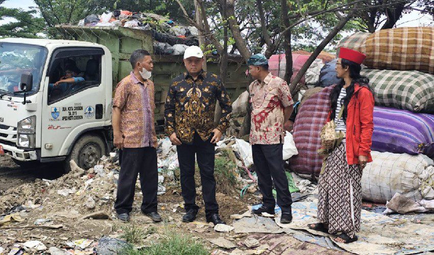 Ketua DPRD Kota Cirebon minta TPS ilegal segera dipindahkan. (Foto: Ist.)