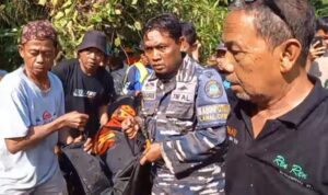 Prajurit TNI AL Cirebon Evakuasi Korban Tenggelam di Sungai Cimanis