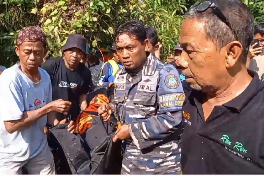 Prajurit TNI AL Cirebon Evakuasi Korban Tenggelam di Sungai Cimanis