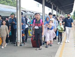 Stasiun Cirebon Dipadati Penumpang Selama Libur Waisak 2025
