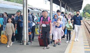 Stasiun Cirebon Dipadati Penumpang Selama Libur Waisak 2025