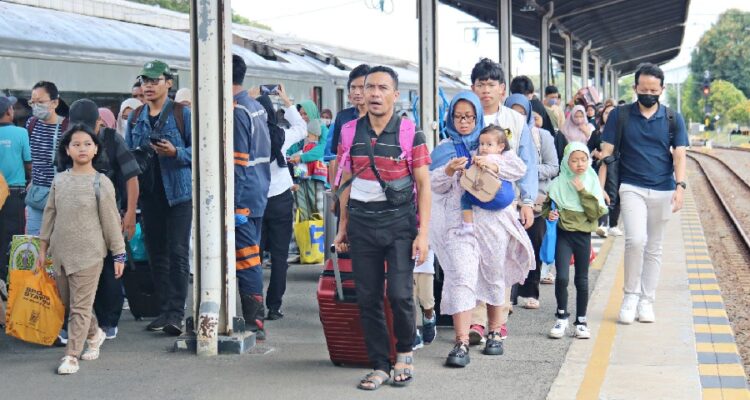Stasiun Cirebon Dipadati Penumpang Selama Libur Waisak 2025