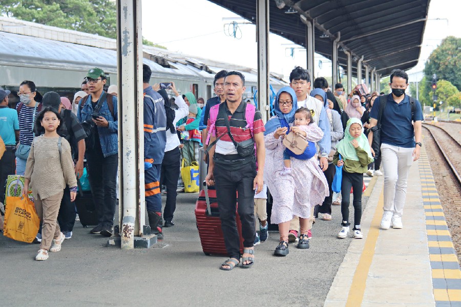 Stasiun Cirebon Dipadati Penumpang Selama Libur Waisak 2025