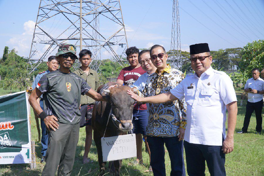 Cirebon Power Bagikan Hewan Kurban ke 10 Desa Sekitar Pembangkit