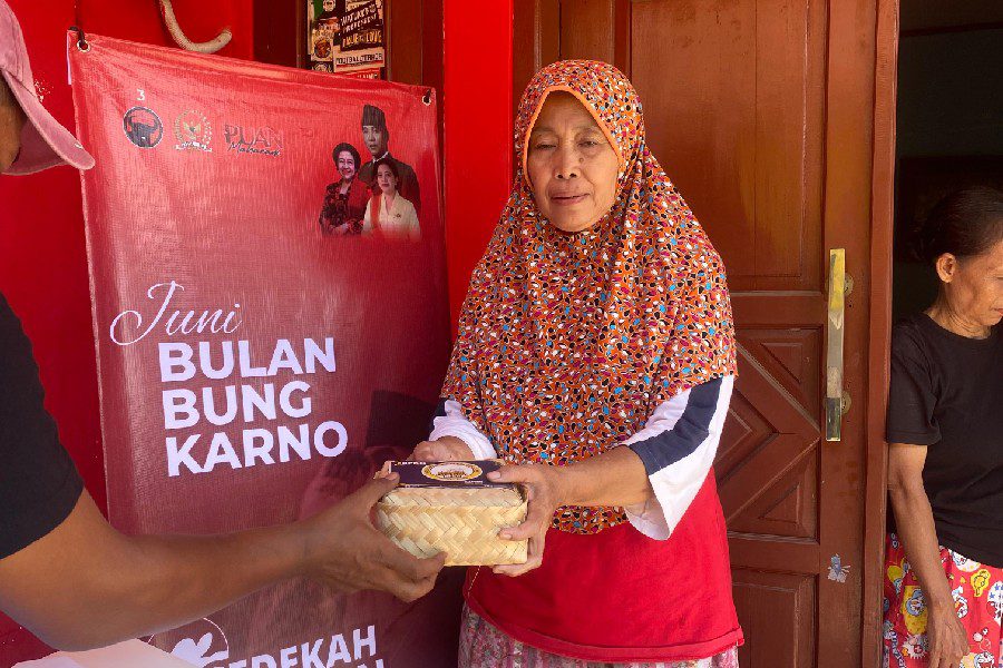 Hari Lahir Soekarno, Selly Andriany Gantina Sedekah Kurban di Cirebon