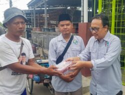 IWO Jawa Barat Bagikan Daging Kurban kepada Tukang Becak