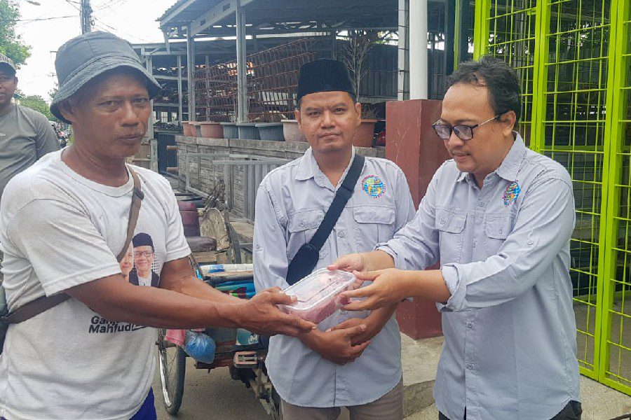 IWO Jawa Barat Bagikan Daging Kurban kepada Tukang Becak