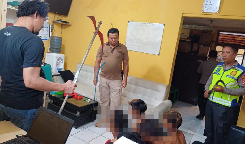 Lima Remaja Bersajam Diamankan Saat Hendak Perang Konten