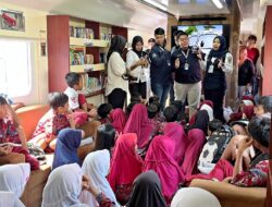 Siswa Arjawinangun Antusias Belajar di Rail Library KAI