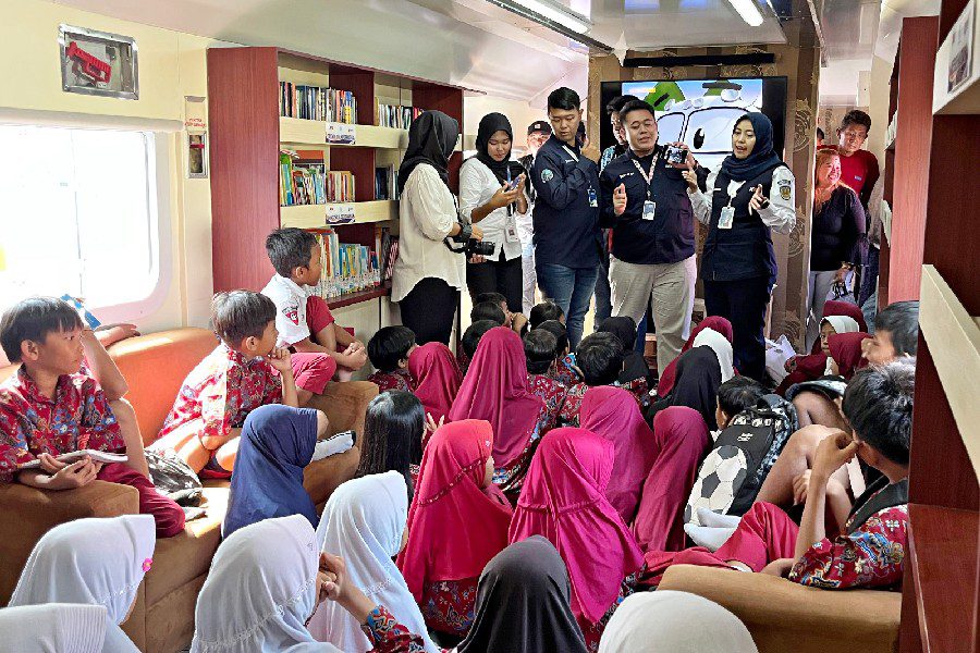 Siswa Arjawinangun Antusias Belajar di Rail Library KAI